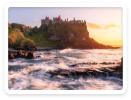 Uitzicht op Dunluce Castle terwijl de zon ondergaat.