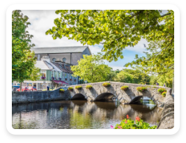 Een stenen brug in Westport.